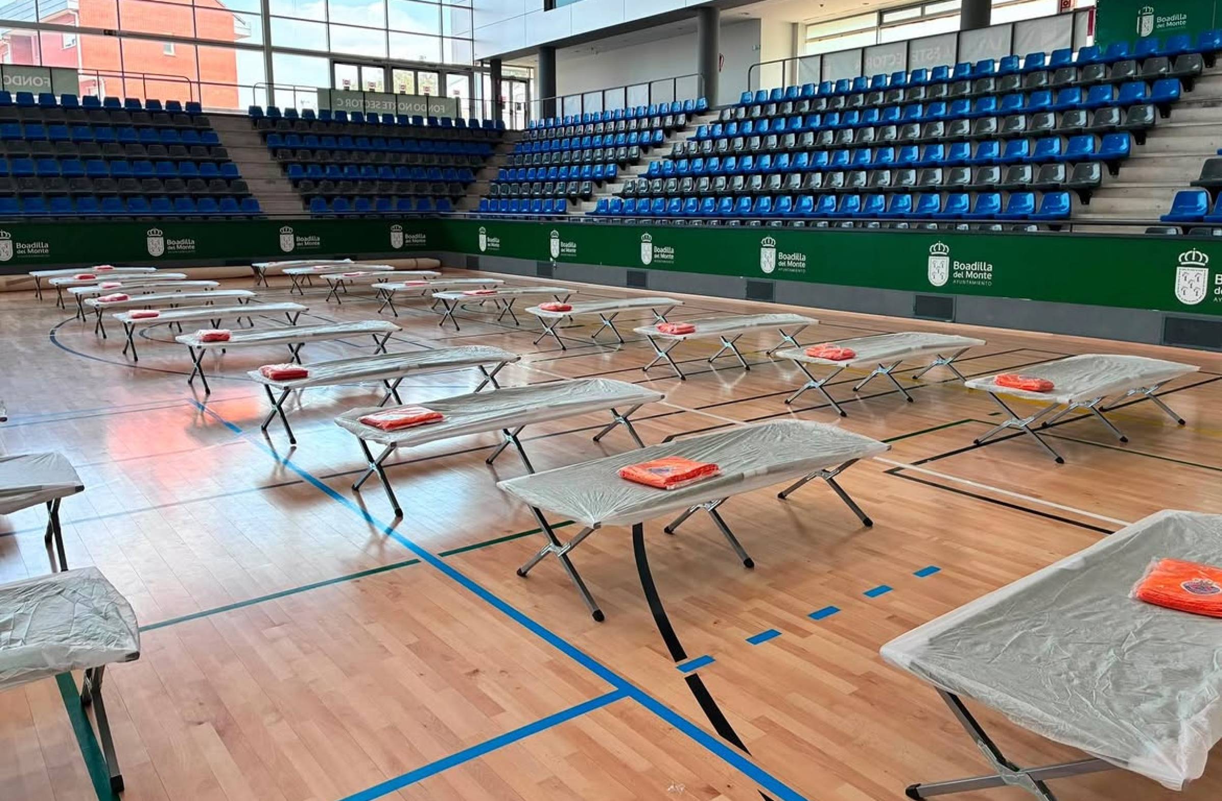
                                                    Las Rozas, Pozuelo, Boadilla y Villanueva de la Cañada se vuelcan con los evacuados por los incendios