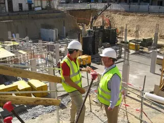 El alcalde de Pozuelo visita la evolución de las obras de remodelación de Padre Vallet