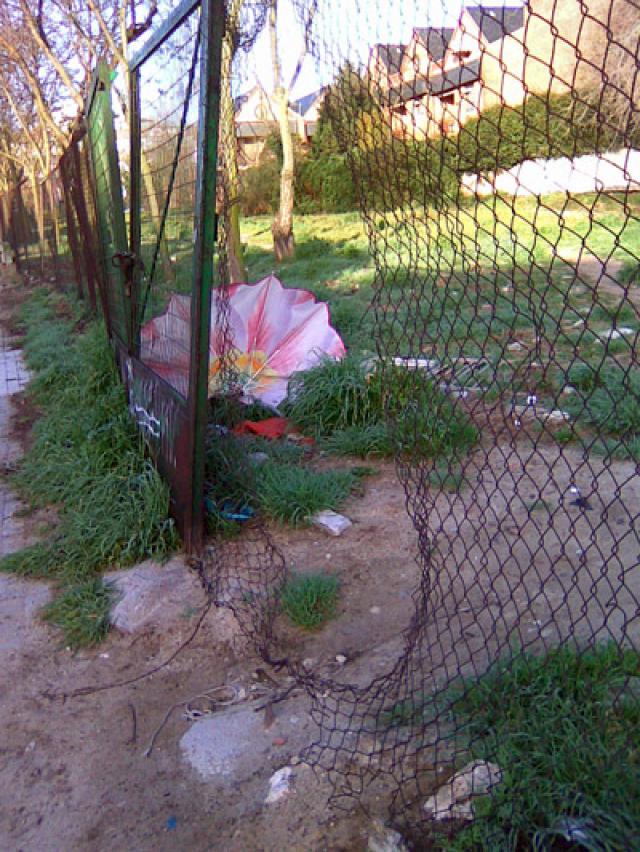 PSOE: "El PP mantiene una valla en mal estado, cerca de un colegio público"