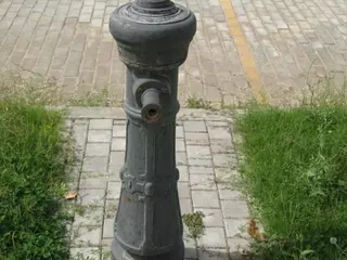 Cuando bebas agua, recuerda la fuente