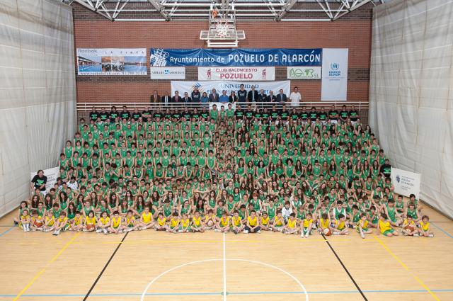 475 jugadores posaron en la foto de familia del Club Baloncesto Pozuelo