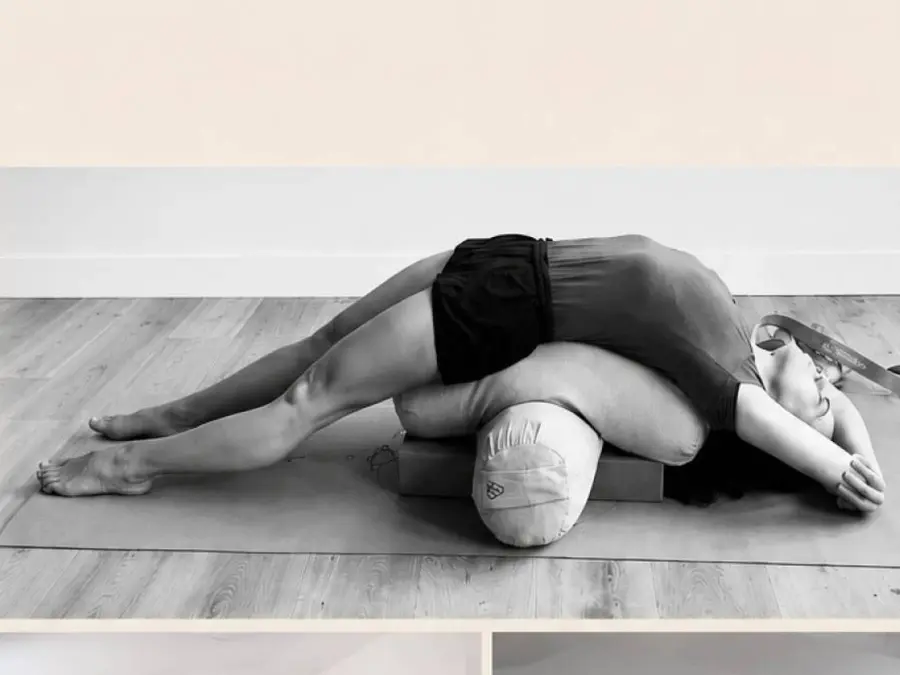 Formación intensiva de yoga restaurativo (online y presencial)