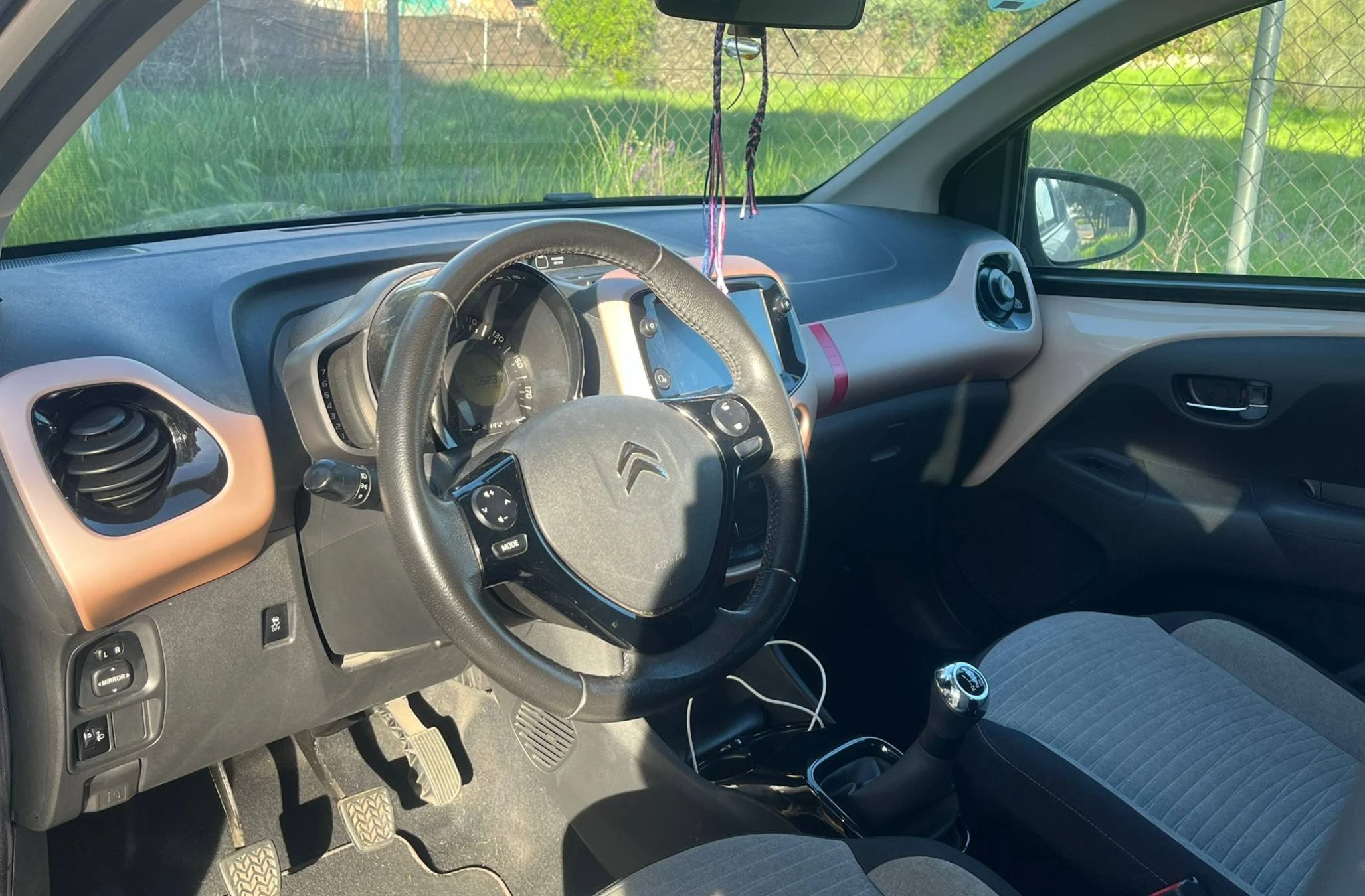 Vendo Citroën: C1 1.0 VTi Elle 5p (Color: rosa palo, combustible: gasolina) por cambio de coche.